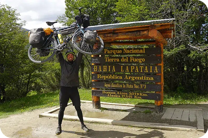 MXP GmbH Sponsoring: Darius Braun mit Fahrrad in den Händen