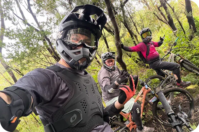 Mountainride La Palma Team mit Helmen und Mountainbikes bereit für die Tour