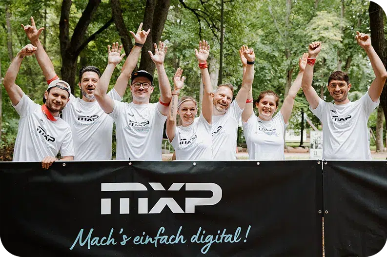 MXP GmbH Time2Run Sponsoring: Firmenteam läuft vor Werbebannern am Streckenrand