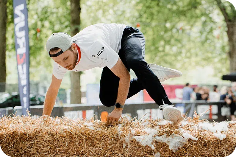 MXP GmbH Mitarbeiter springt beim Time2Run WertachXrun dynamisch über ein Hindernis