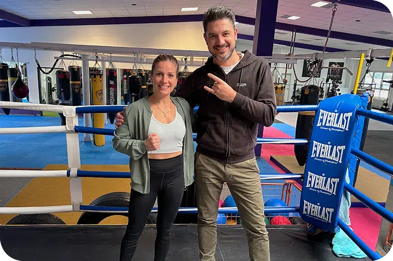 Boxweltmeisterin Tina Rupprecht und MXP GmbH Geschäftsführer Benjamin Knecht gemeinsam posierend im Boxring