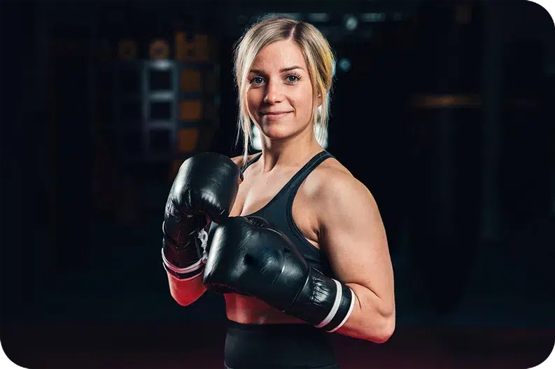 Boxweltmeisterin Tina Rupprecht mit Boxhandschuhen