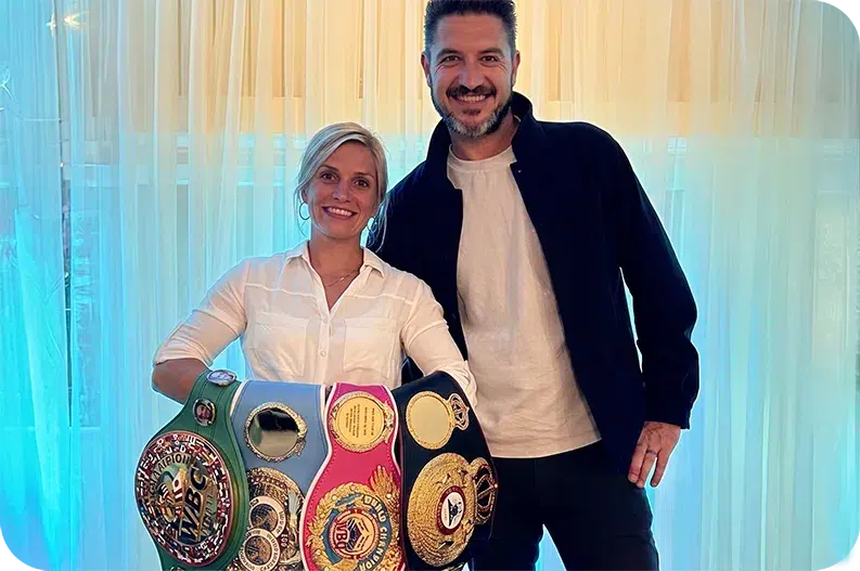 Undisputed Champion Tina Rupprecht mit vier WM-Gürteln neben MXP GmbH Geschäftsführer Benjamin Knecht auf der Bühne