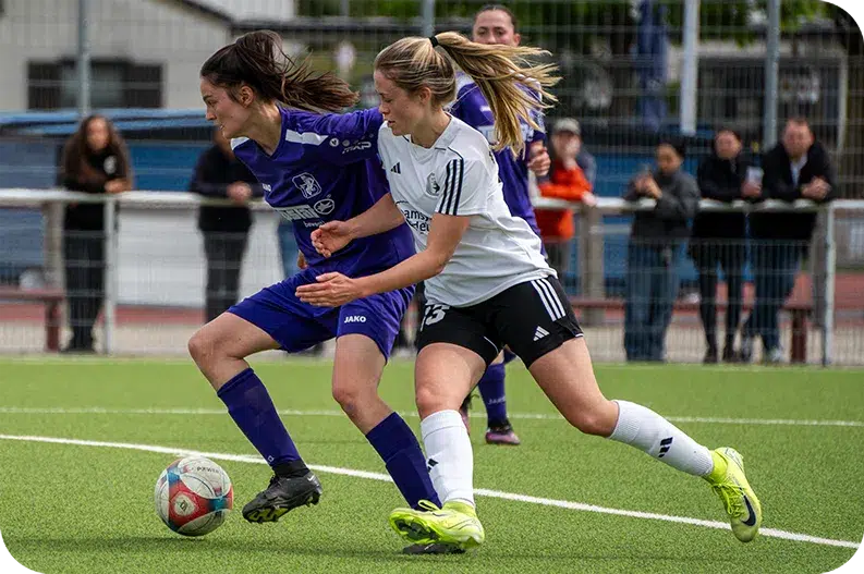 TSV Schwaben Augsburg Frauenfußball in Aktion auf dem Spielfeld