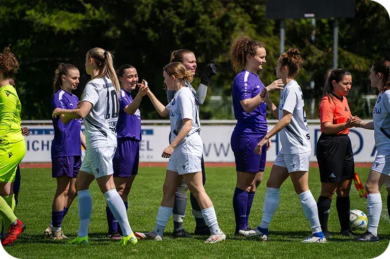 TSV Schwaben Augsburg Frauen geben sich nach dem Spiel abklatschend die Hand